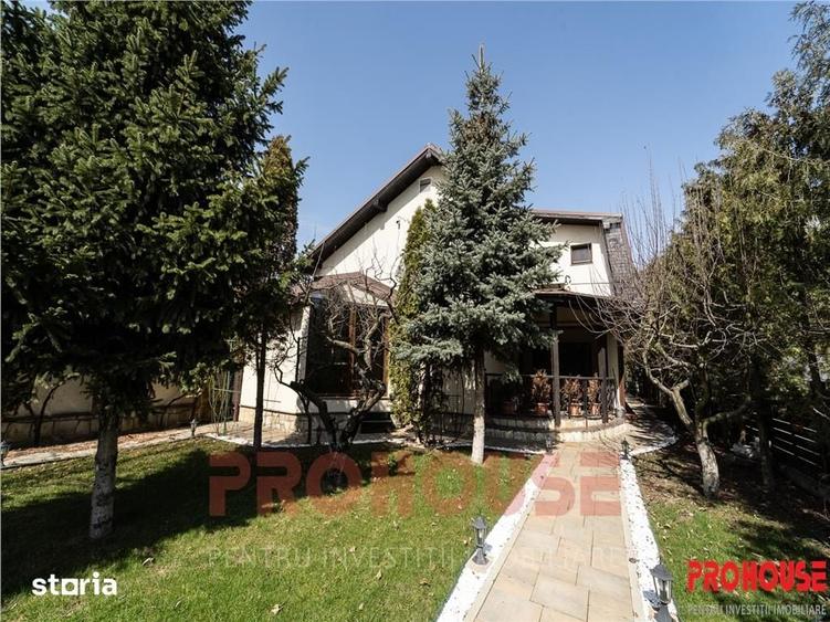Casă cu 10 camere cu Teren 550 Mp în Central