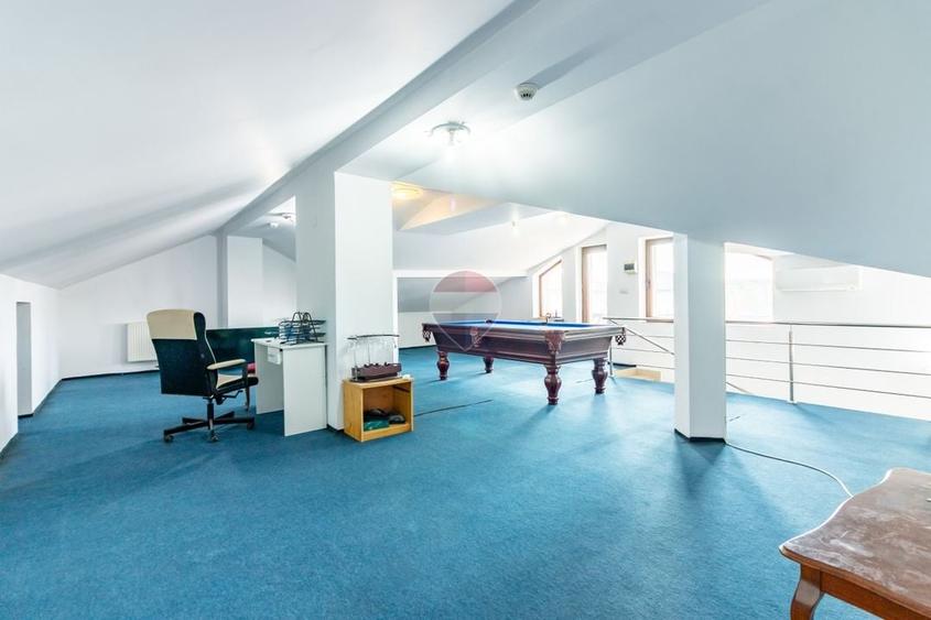 Casă individuală cu 8 camere cu Teren 440 Mp în Uverturii