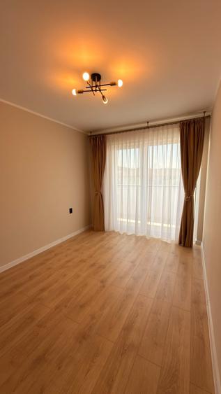 Apartament cu 3 camere semidecomandat în Florești