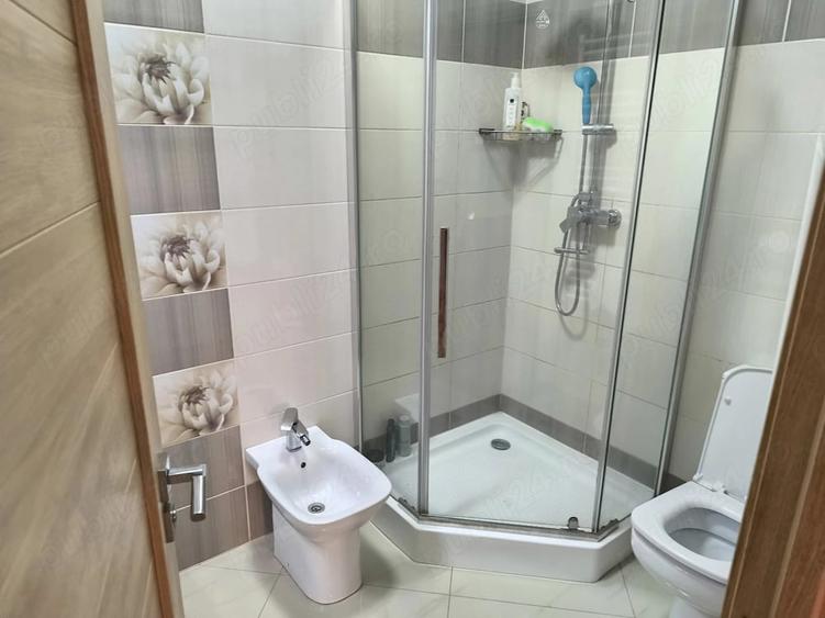Casă cu 6 camere cu Teren 250 Mp în Central