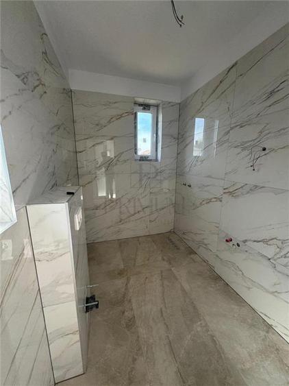 Duplex cu 3 camere cu Canalizare în Albina
