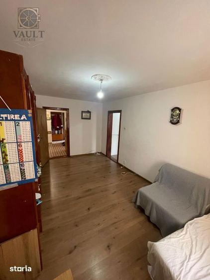 Apartament cu 3 camere semidecomandat în Rahova