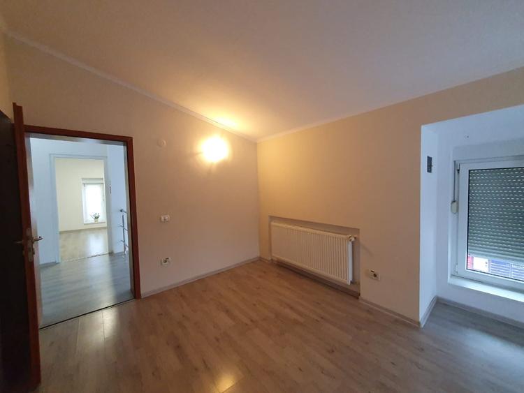 Apartament cu 4 camere decomandat în Dumbrăvița