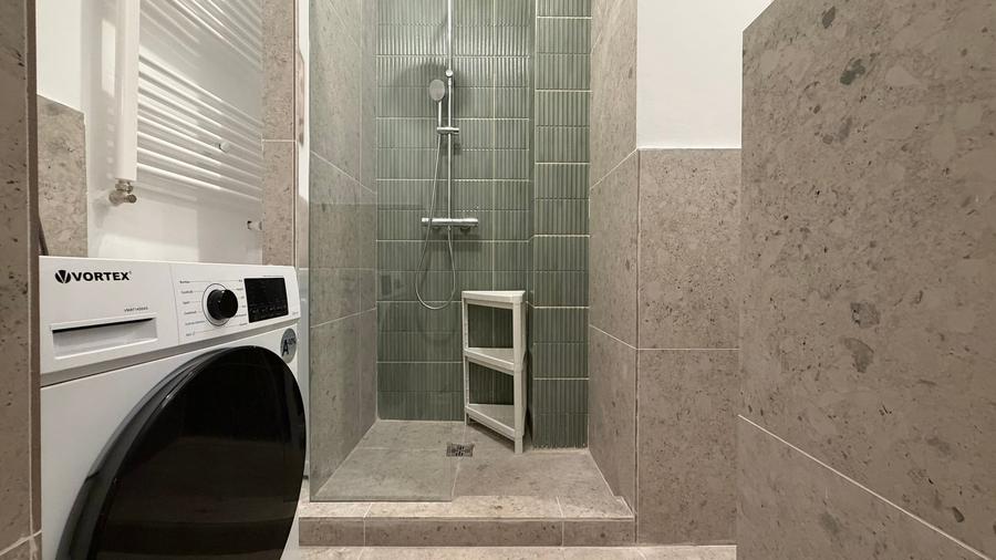 Apartament cu 5 camere decomandat în P-ța Victoriei