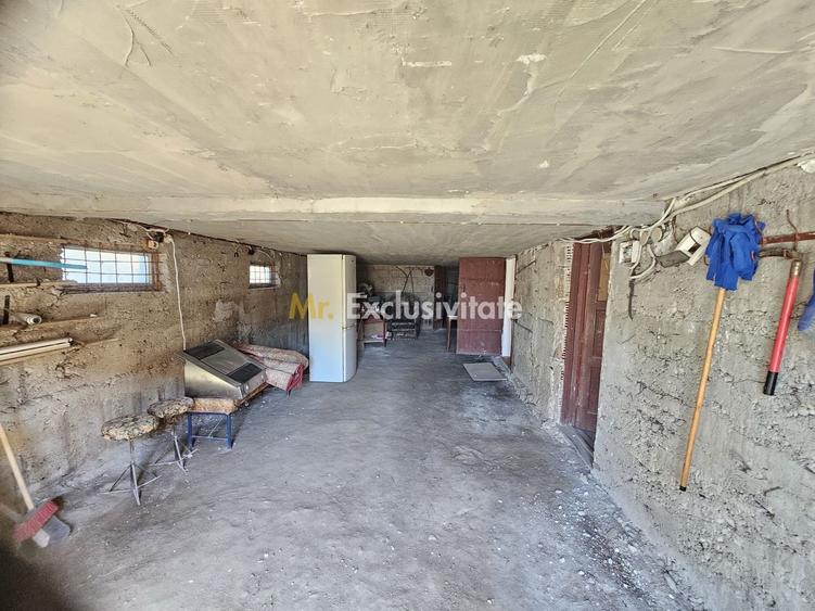 Casă individuală cu 10 camere cu Canalizare în Est