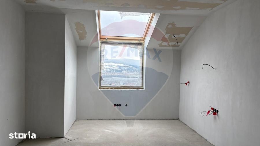 Casă cu 6 camere cu Teren 822 Mp în Central