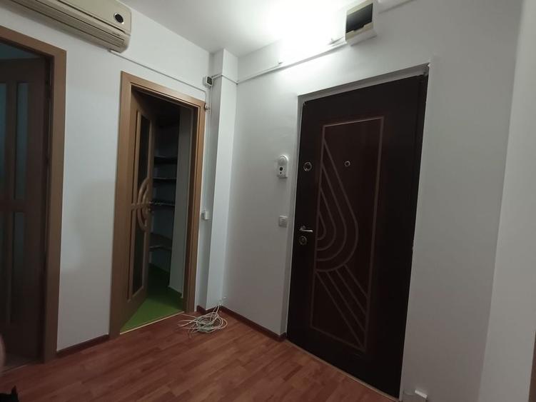 Apartament cu 3 camere semidecomandat în Micro 17