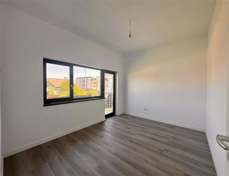Duplex cu 4 camere cu Canalizare în Bucium