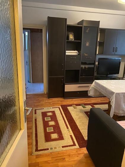 Apartament cu 3 camere semidecomandat, mobilat în Gara