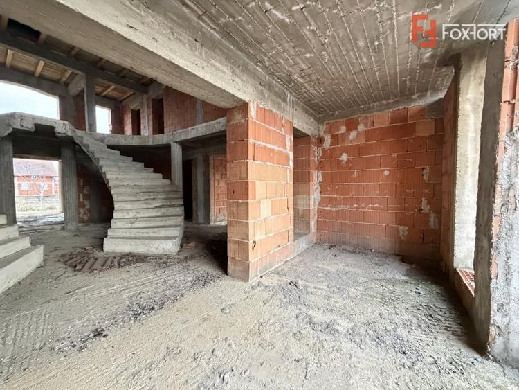 Casă individuală cu 7 camere cu Garaj în Peciu Nou