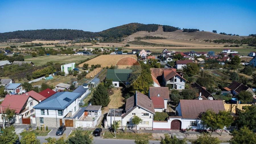 Casă individuală cu 6 camere cu Teren 3115 Mp în Sânpetru