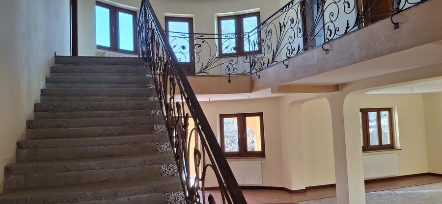 Casă cu 9 camere cu Canalizare în Tăbăcari