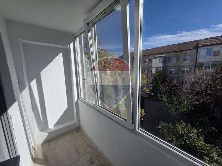 Apartament cu 3 camere semidecomandat, mobilat în Central