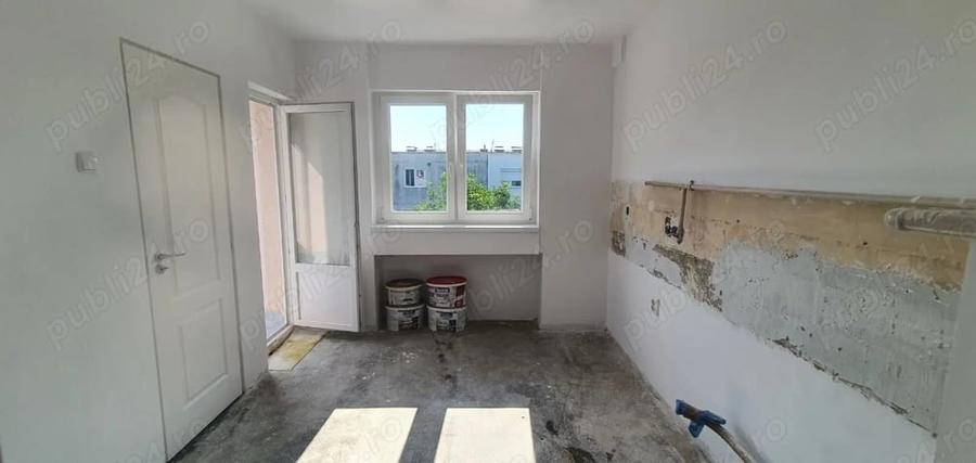 Apartament cu 3 camere semidecomandat în Carei