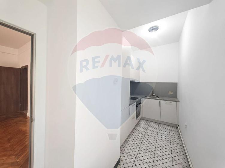 Apartament cu 3 camere semidecomandat în Primăverii
