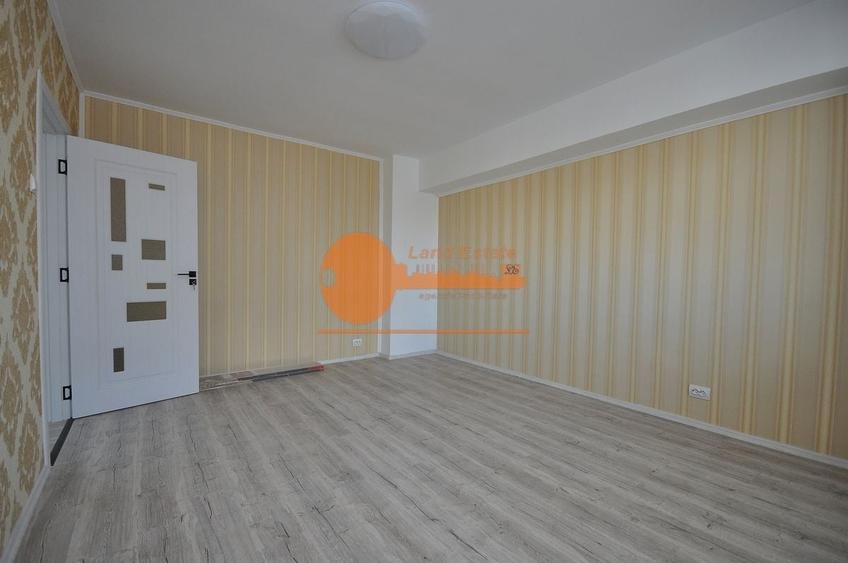 Apartament cu 3 camere semidecomandat în Păcii