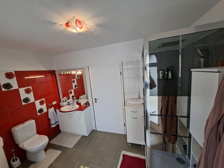 Casă cu 4 camere decomandat în Ghiroda