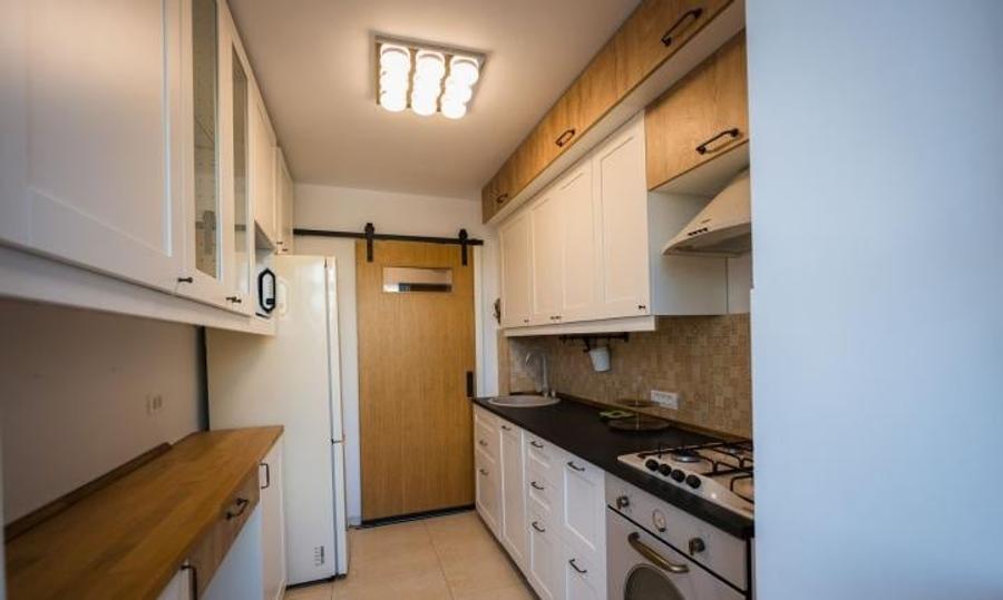 Apartament cu 3 camere semidecomandat, mobilat în Costin Georgian
