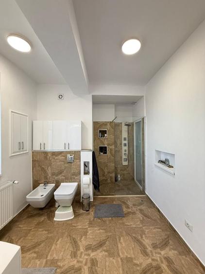 Casă individuală cu 4 camere cu Canalizare în Est