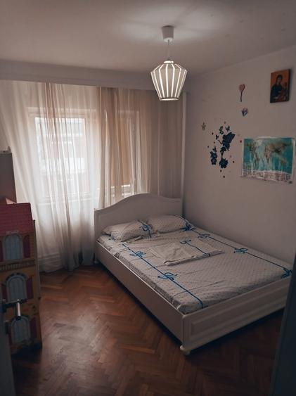 Apartament cu 3 camere decomandat, mobilat în Eremia