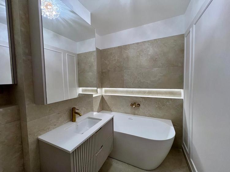 Apartament cu 3 camere semidecomandat în Central
