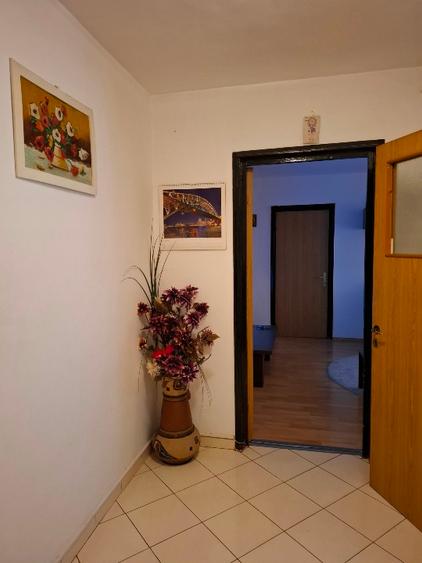 Apartament cu 3 camere semidecomandat în Brâncoveanu
