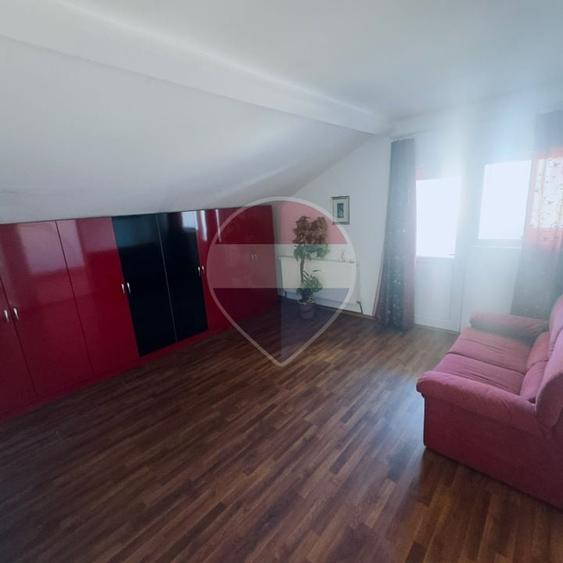 Casă individuală cu 5 camere cu Teren 300 Mp în Central