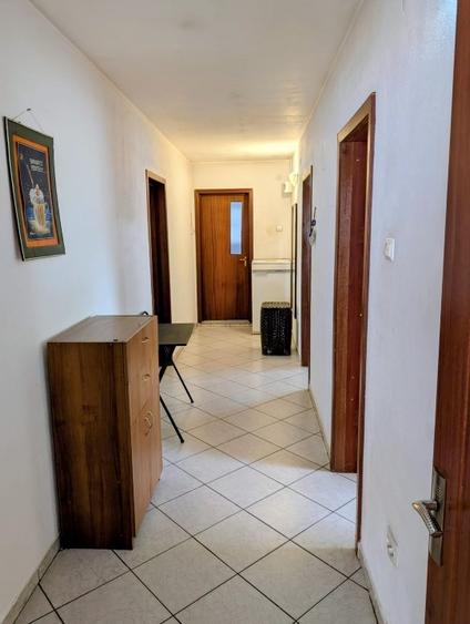 Apartament cu 4 camere decomandat, mobilat în Central