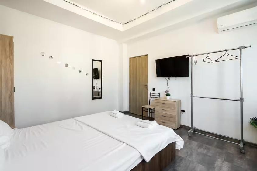 Apartament cu 3 camere decomandat, mobilat în P-ța Unirii