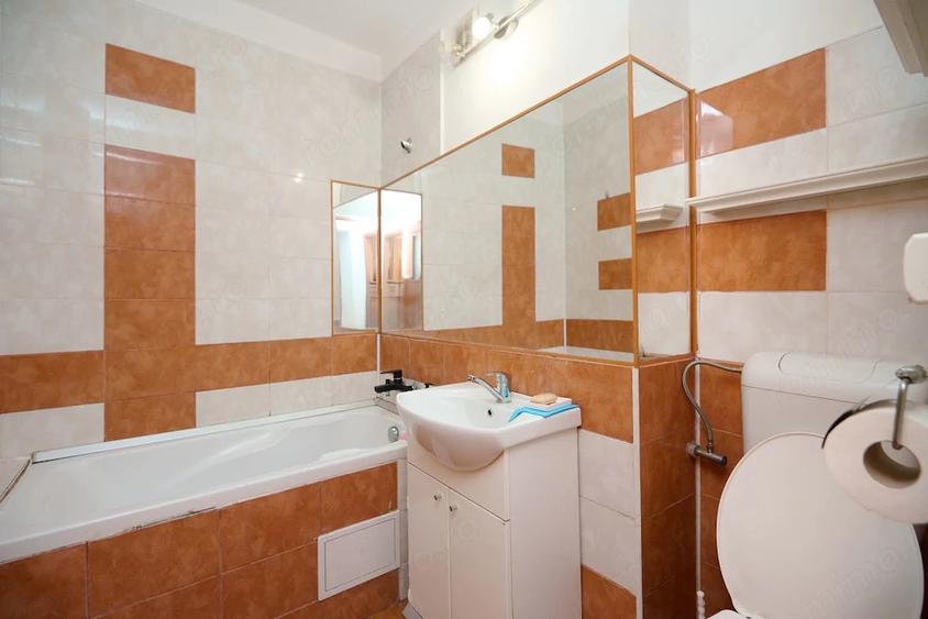 Apartament cu 4 camere decomandat în Craiovei