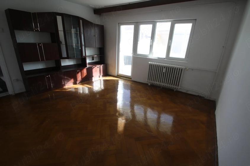 Apartament cu 3 camere decomandat în Girocului