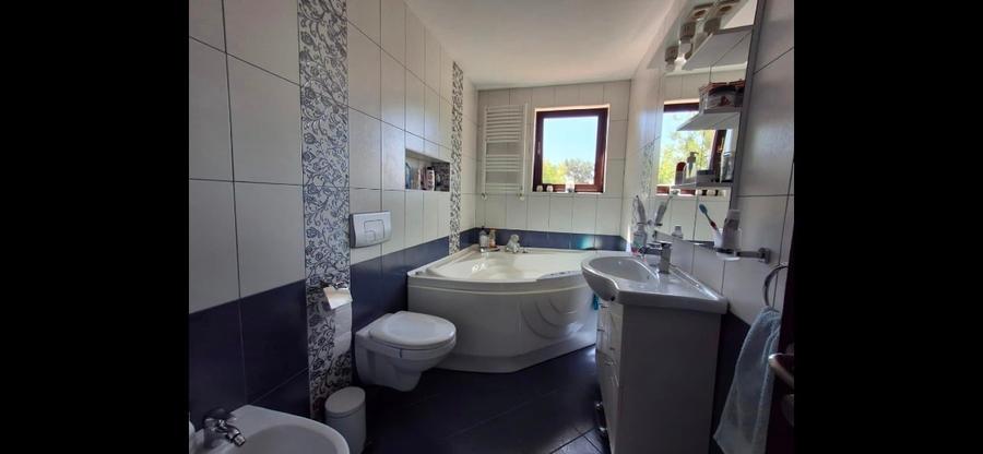 Casă individuală cu 7 camere cu Canalizare în Bucium
