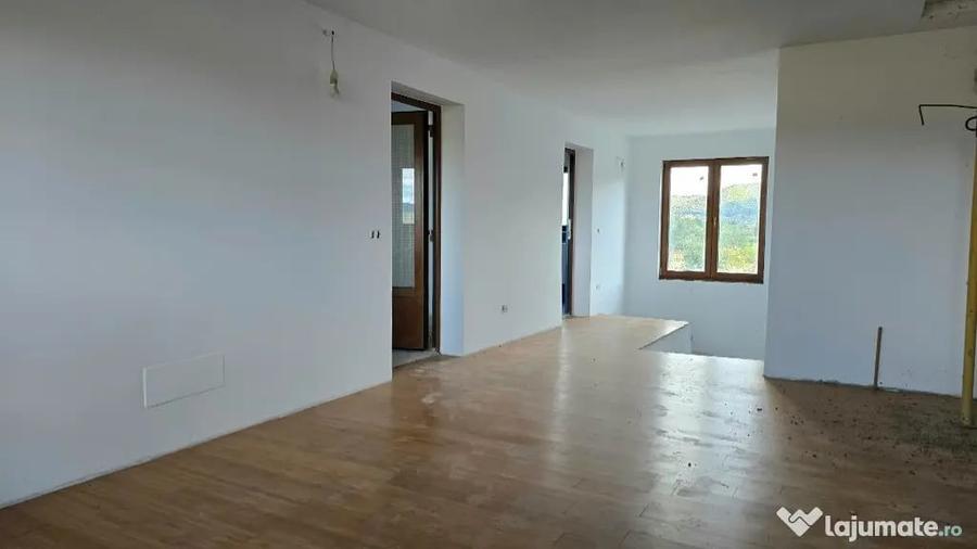 Casă cu 8 camere cu Teren 830 Mp în Brănișca