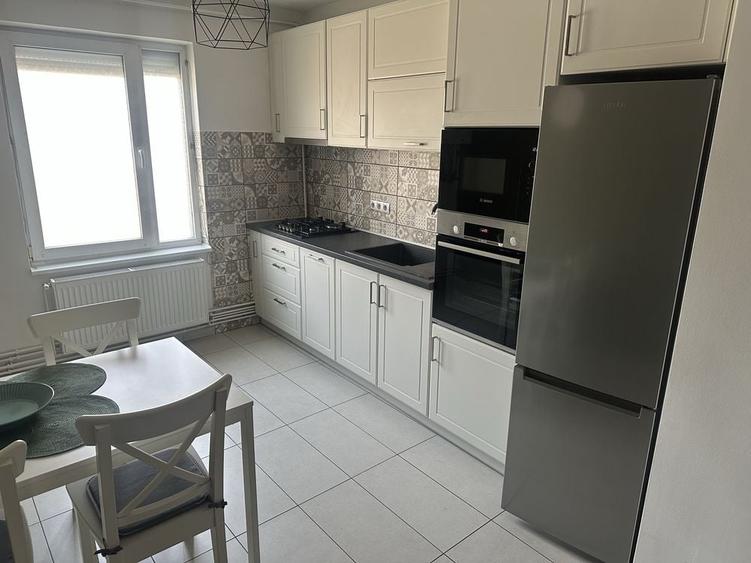 Apartament cu 2 camere decomandat, mobilat în Cornișa