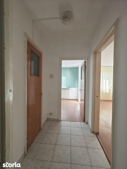 Apartament cu 3 camere semidecomandat în Drumul Taberei