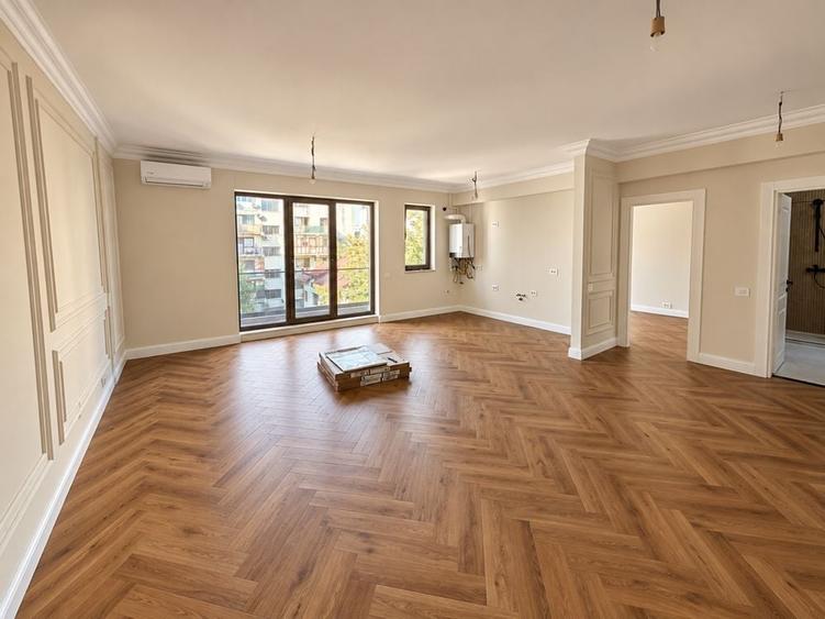 Apartament cu 4 camere decomandat în Herăstrău