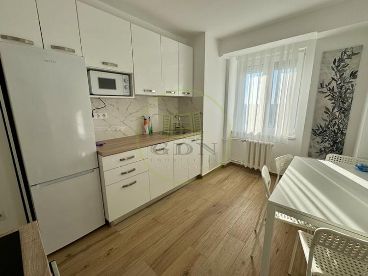 Apartament cu 4 camere decomandat, mobilat în Central