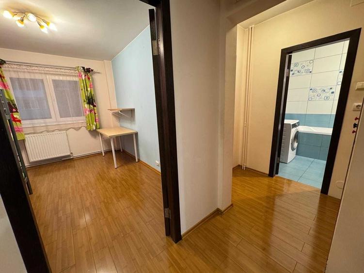 Apartament cu 3 camere decomandat în Vitan