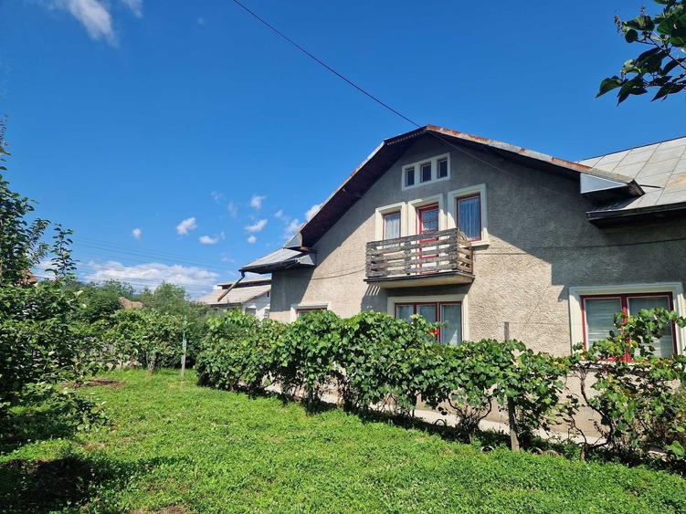 Casă cu 4 camere decomandat în Central