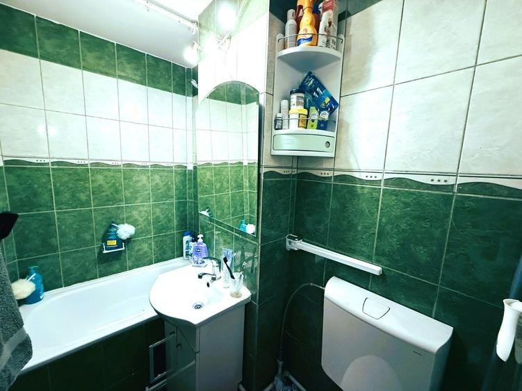 Apartament cu 3 camere semidecomandat în Alexandru cel Bun