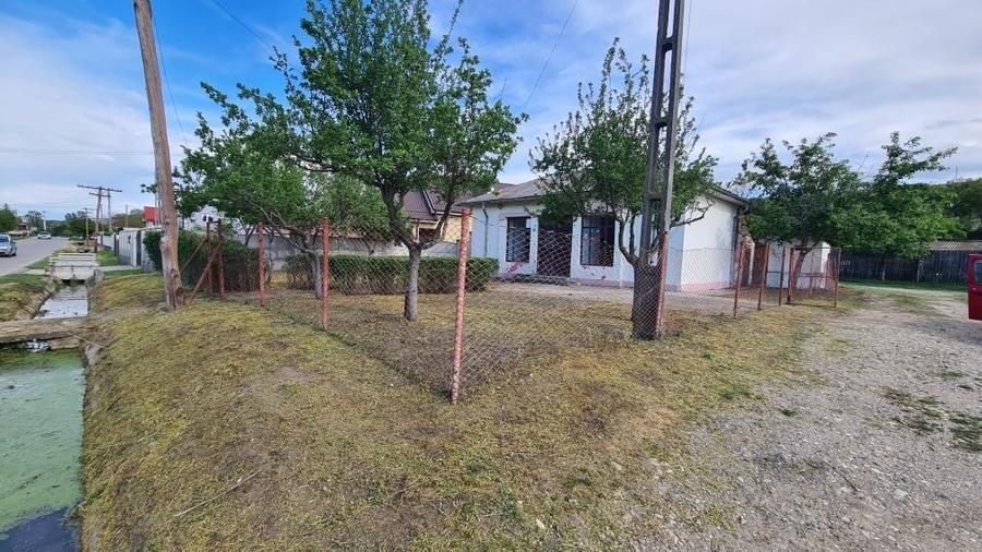 Casă cu 3 camere în Teslui