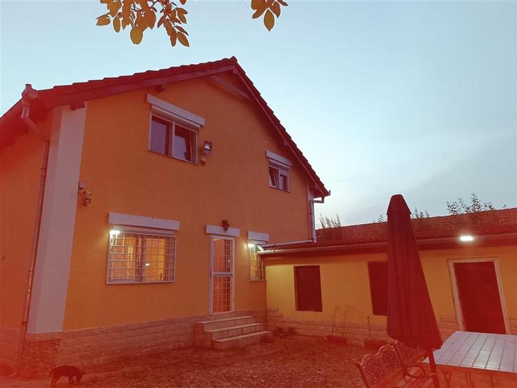 Casă individuală cu 5 camere cu Canalizare în Hurez