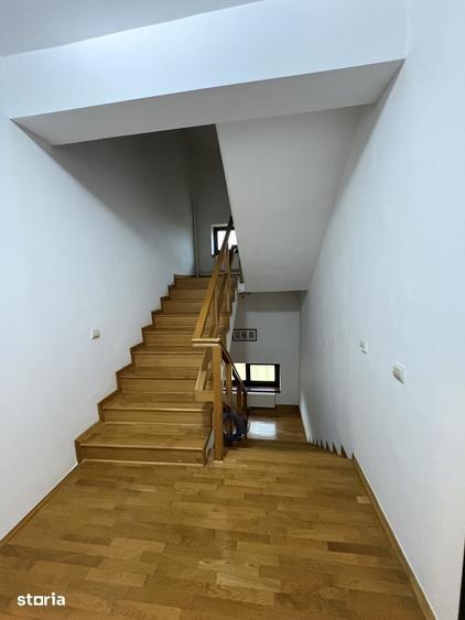Casă cu 9 camere cu Teren 722 Mp în Străulești