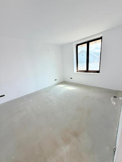 Casă individuală cu 5 camere cu Teren 348 Mp în Periferie