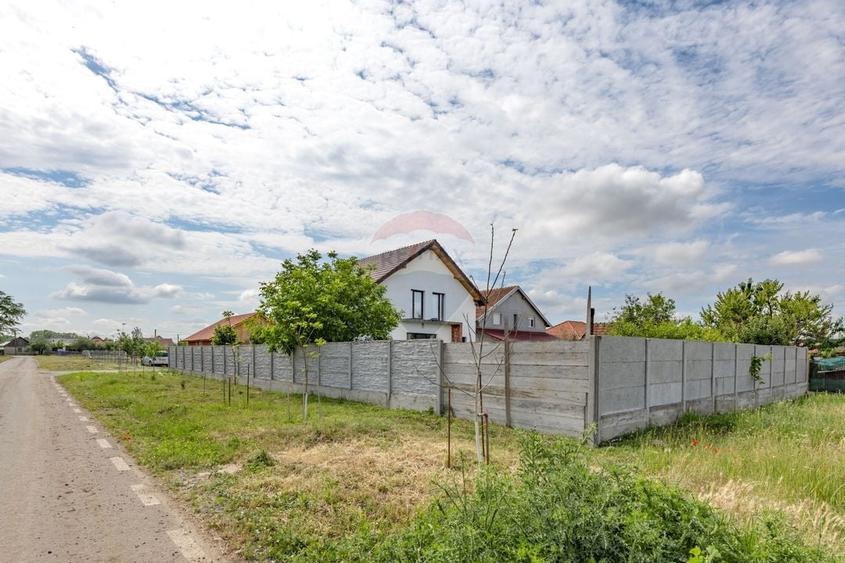Casă individuală cu 5 camere cu Teren 620 Mp în Macea