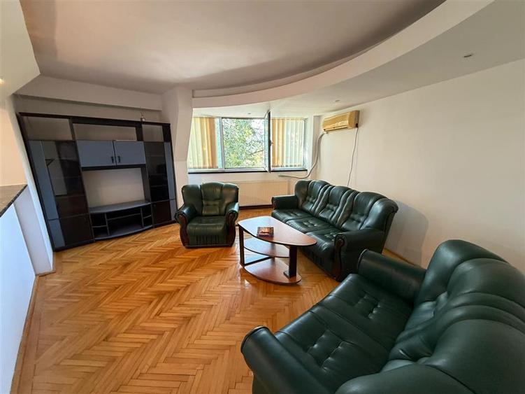 Apartament cu 3 camere decomandat, mobilat în Central