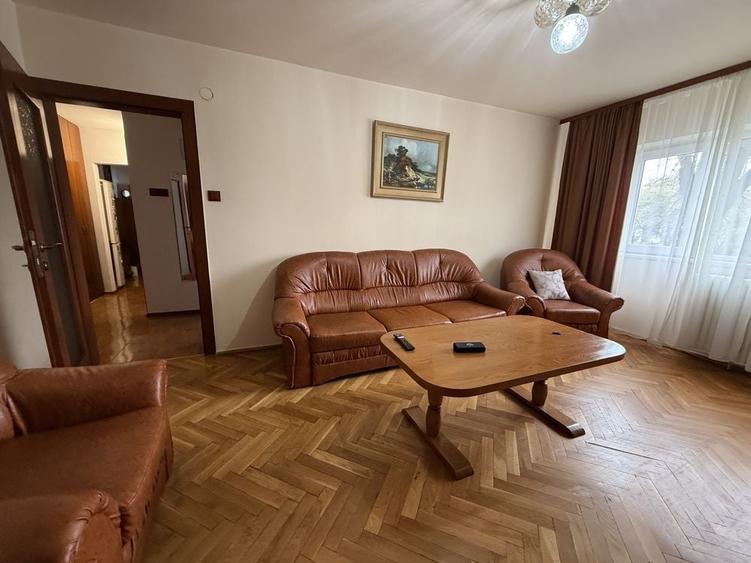 Apartament cu 3 camere decomandat în Aradului