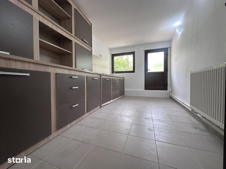 Casă cu 6 camere cu Teren 1532 Mp în Gura Vadului