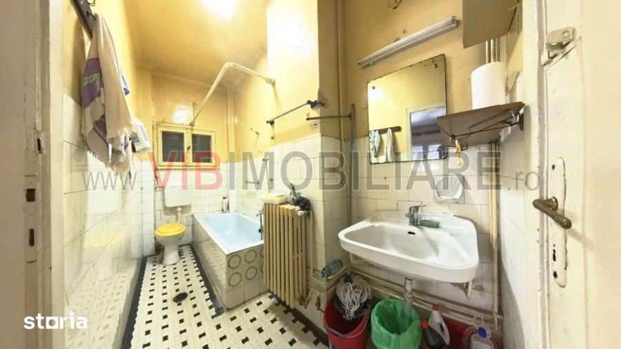 Apartament cu 3 camere semidecomandat în Moșilor