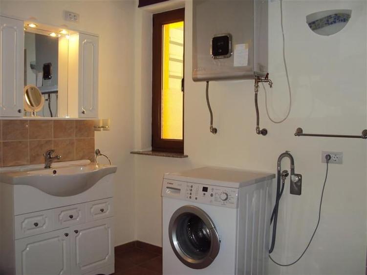 Casă individuală cu 5 camere cu Canalizare în Vest